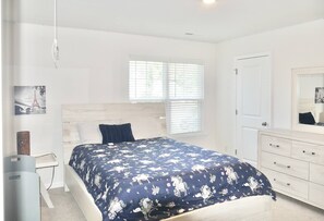 4 bedrooms, desk, iron/ironing board, free WiFi - Spacious 4BR Retreat w Grill & Patio – Less than 20 mins to Uptown! +20% off (Charlotte)