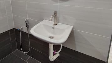 Shower, hair dryer, bidet, towels