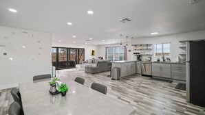 Una cocina moderna con comedor, sofá y vistas al exterior.