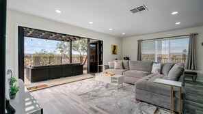 Smart TV - Villa w EV Charge, HotTub, Grill, Bar, RV Parking 29 Palms Downtown, Joshua Tree (Twentynine Palms)