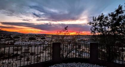 Villa w EV Charge, HotTub, Grill, Bar, RV Parking 29 Palms Downtown, Joshua Tree