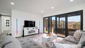 Smart TV - Villa w EV Charge, HotTub, Grill, Bar, RV Parking 29 Palms Downtown, Joshua Tree (Twentynine Palms)