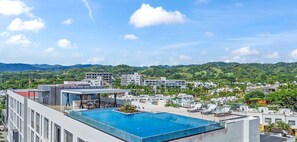 A rooftop pool with a view of a cityscape and mountains in the background. - 2BR, Rooftop Pool w/ Views, & Parking: Vista 101 (Bucerías)