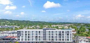 A modern building with multiple floors, large windows, and a flat roof. - 2BR, Rooftop Pool w/ Views, & Parking: Vista 101 (Bucerías)