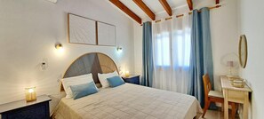 2 bedrooms, iron/ironing board, WiFi