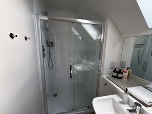 Dusj, miljøvennlige toalettsaker, hårføner og håndklær