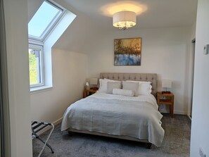 3 slaapkamers, een strijkplank/strijkijzer, reisbedje, gratis wifi