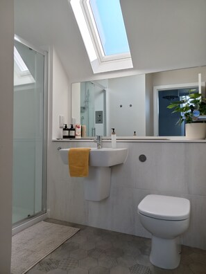 Shower, eco-friendly toiletries, hair dryer, towels - Modern Home in Croy, peaceful village located 15 minutes from Inverness. (Croy)