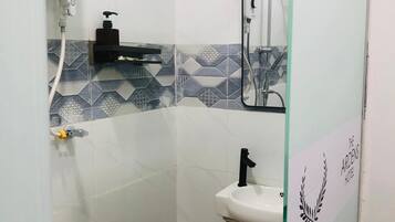 Standard Double Room | Bathroom | Shower, towels, soap, shampoo