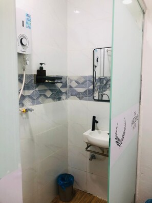 Habitación estándar doble | Baño | Ducha, toallas, jabón y champú