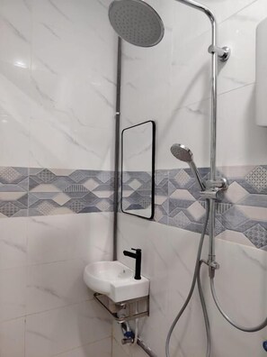 Ducha, toallas, jabón, shampoo