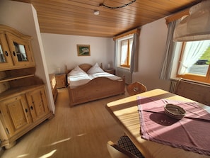 3 bedrooms, bed sheets