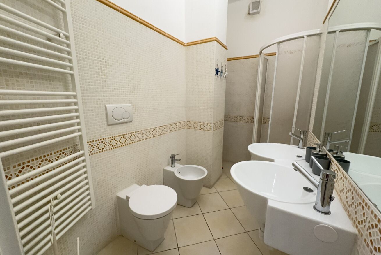 Douche, sèche-cheveux, bidet, serviettes fournies