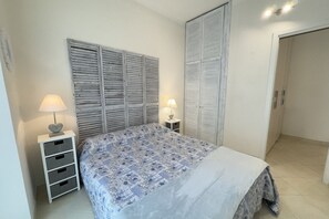 1 slaapkamer, een strijkplank/strijkijzer, wifi, beddengoed