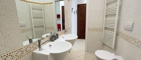 Regadera, secadora de cabello, bidet, toallas