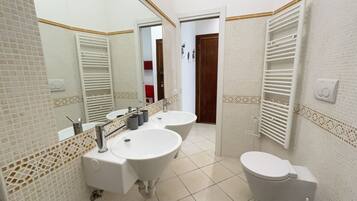 Doccia, asciugacapelli, bidet, asciugamani