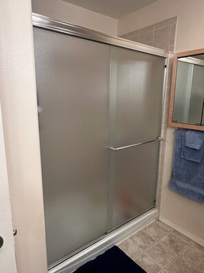 Dusche, Handtücher, Seife, Toilettenpapier