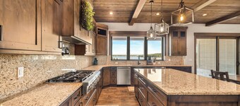 Golf/Sport Simulator & Sauna. 8-bedroom cabin in Island Park with WiFi, AC.