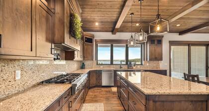 Golf/Sport Simulator & Sauna. 8-bedroom cabin in Island Park with WiFi, AC.