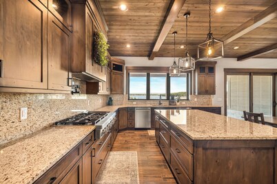 Golf/Sport Sim, Hot tub, Sauna & Slide. 8-bedroom Island Park Cabin w/WiFi, AC.