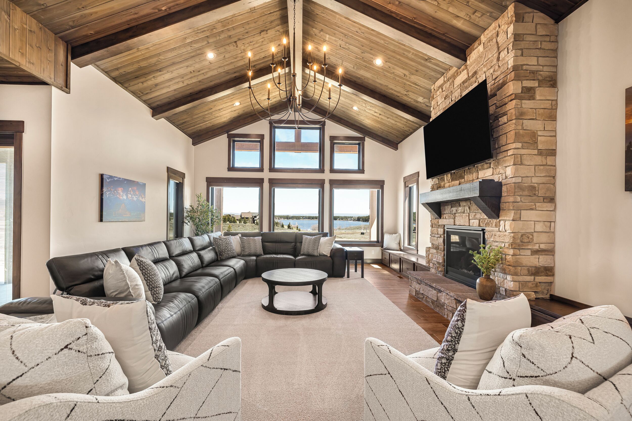 Smart TV, chimenea, reproductor de DVD y futbolito 