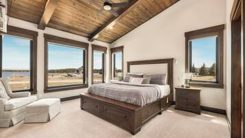 8 bedrooms, desk, iron/ironing board, free WiFi