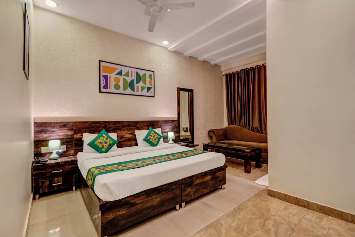 Deluxe Double Room | Iron/ironing board