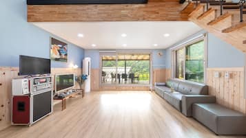 ๋ฒ ์ด์ง๋ฃธ, ์นจ์ค 2๊ฐ (Blue Hill (House/Fireplace/Karaoke)) | 1 ๊ฐ์ ์นจ์ค, ๋ฌด๋ฃ WiFi