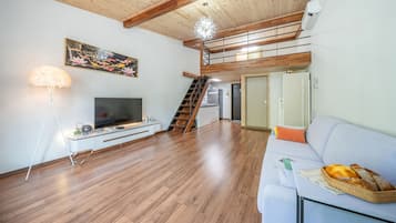 Basic Room, 1 Bedroom (Oak Tree (House/Fire Pit/Karaoke)) | 1 bedroom, free WiFi