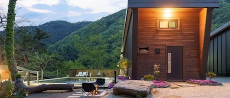 Basic Room, 1 Bedroom (Oak Tree (House/Fire Pit/Karaoke)) | 1 bedroom, free WiFi