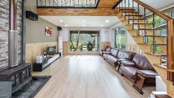 ๋ฒ ์ด์ง๋ฃธ, ์นจ์ค 2๊ฐ (Pine View (House/Fireplace/Karaoke)) | 1 ๊ฐ์ ์นจ์ค, ๋ฌด๋ฃ WiFi