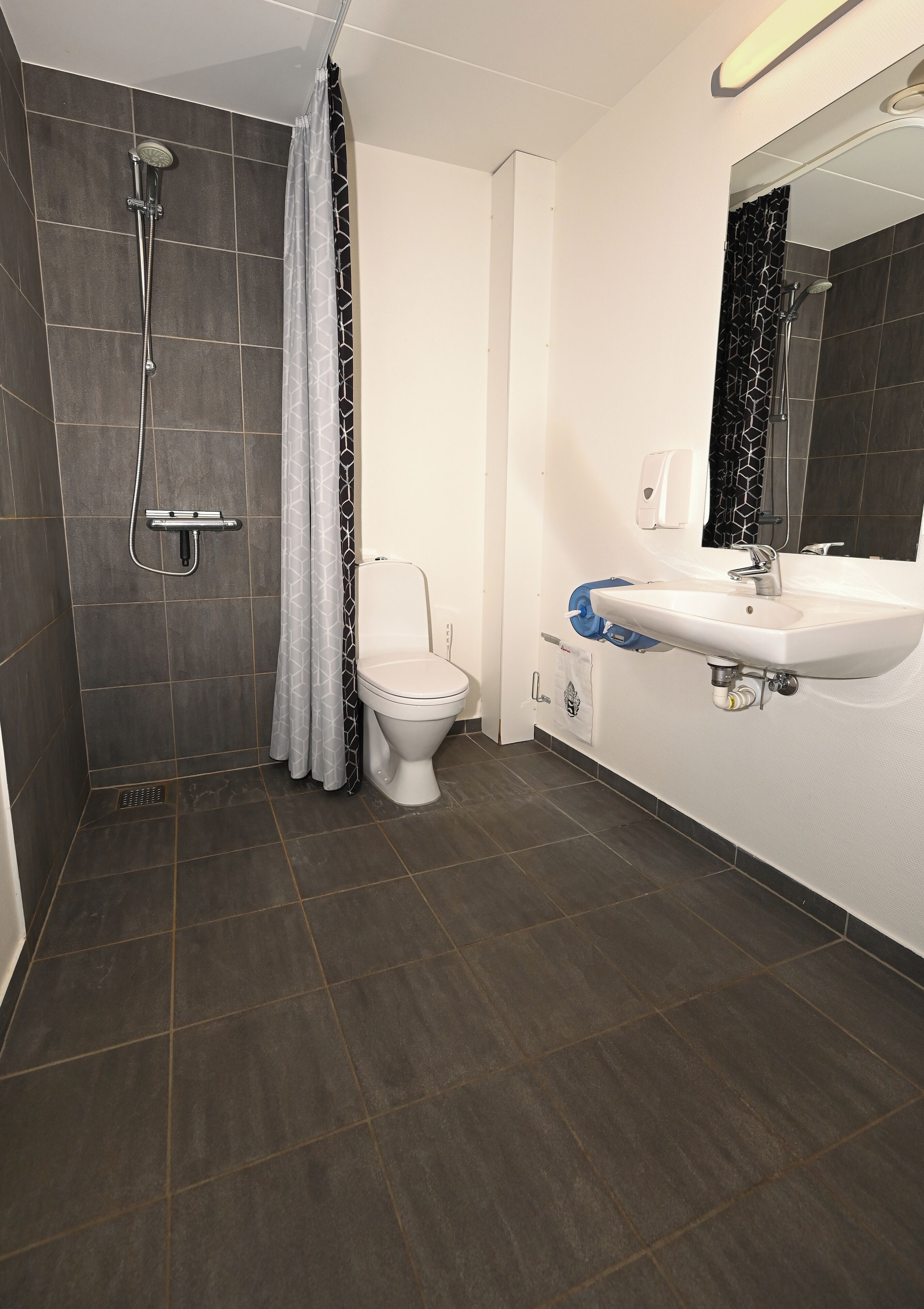 Ducha, secador de pelo, toallas y jabón