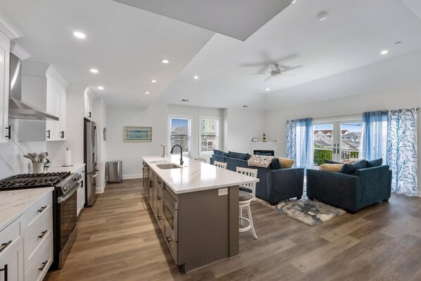 Kühlschrank, Ofen, Geschirrspüler, Wasserkocher mit Kaffee-/Teezubehör