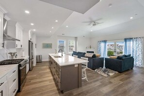 Frigorífico, horno, lavavajillas y cafetera o tetera