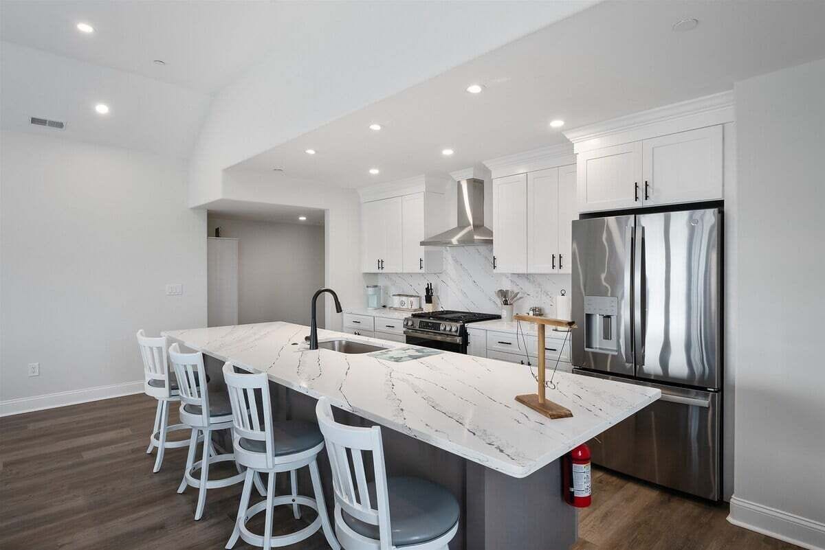 Fridge, oven, dishwasher, coffee/tea maker