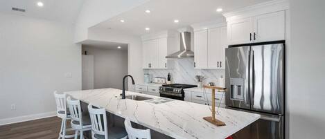 Fridge, oven, dishwasher, coffee/tea maker