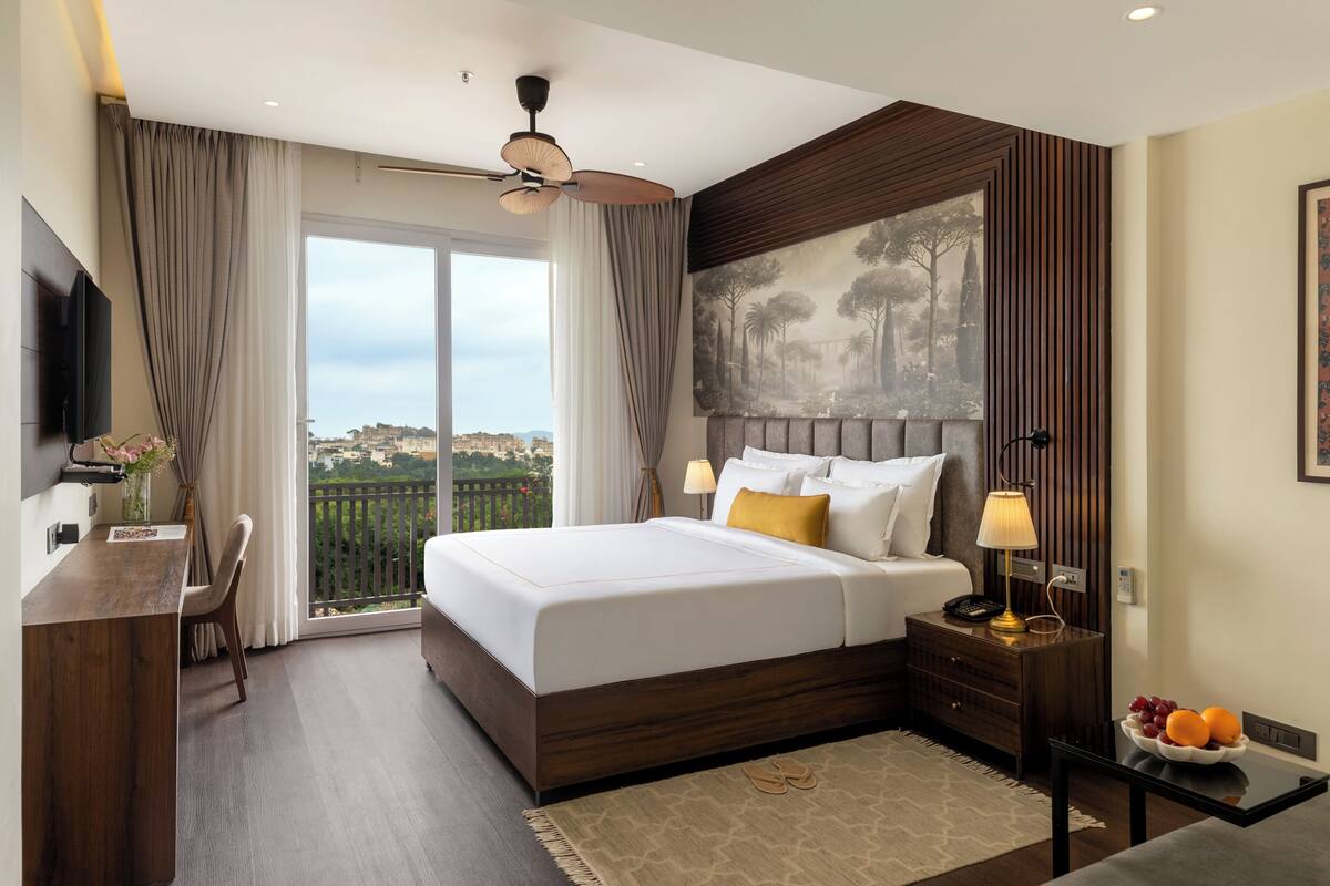 Premium Double Room, Balcony, Partial Lake View | Peti besi dalam bilik, ruang kerja komputer riba, kalis bunyi 