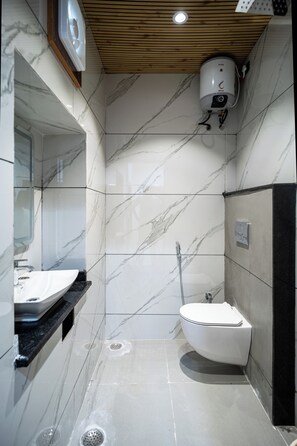 Douche, sèche-cheveux, serviettes fournies, savon