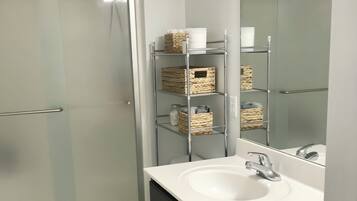 Een douche, een haardroger, een bidet, handdoeken