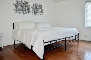 3 slaapkamers, een strijkplank/strijkijzer, wifi, beddengoed