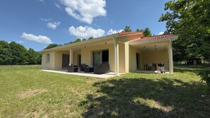 Exterior - La Pause Limousine | Garden & Terrace | Near Limoges | Wifi | Children's games (Feytiat)
