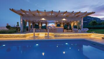 Ferienhaus (Holiday Home) | Pool | Außenpool, Sonnenschirme, Liegestühle