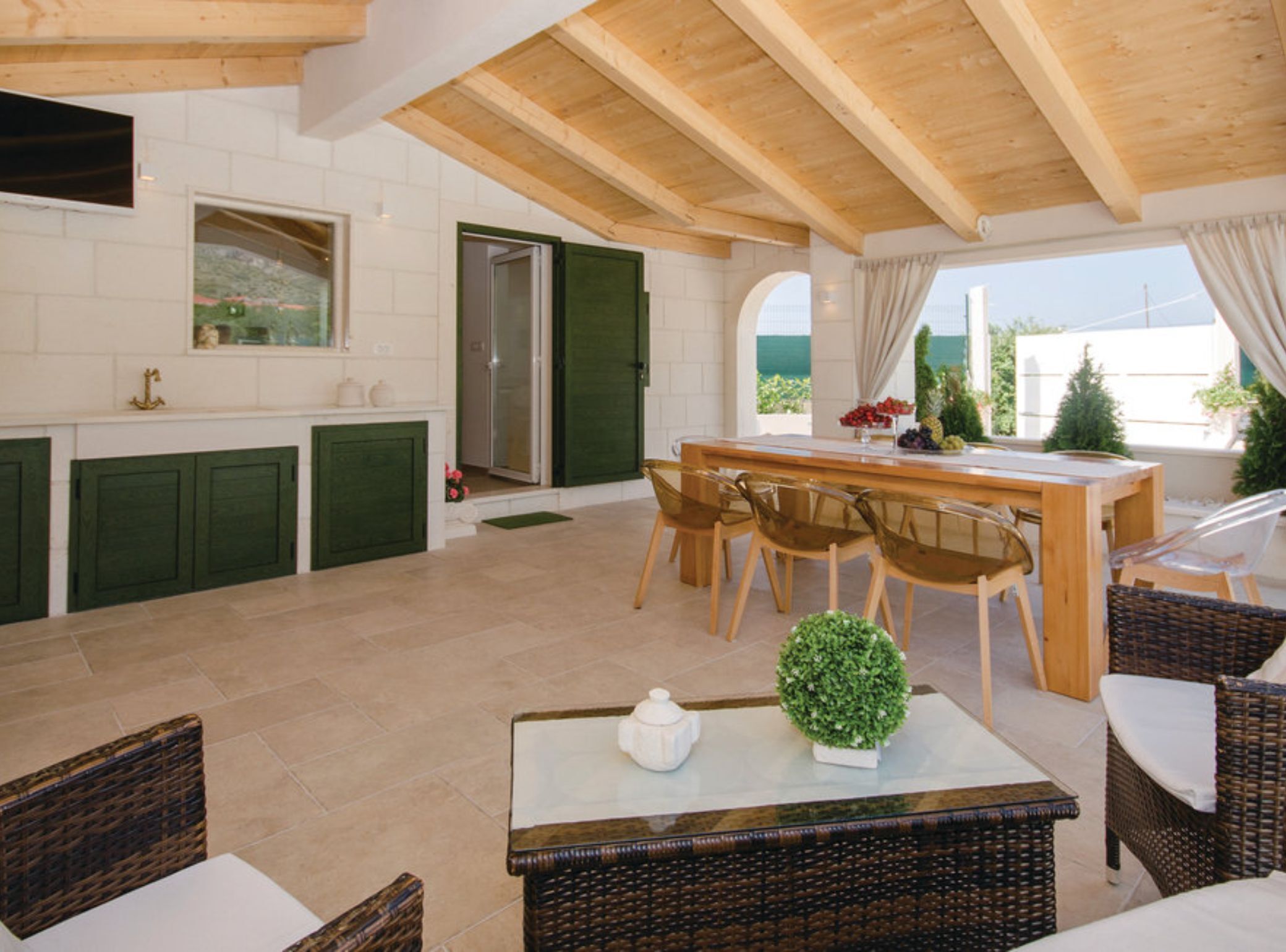 Ferienhaus (Holiday Home) | Wohnzimmer | 32-Zoll-Flachbildfernseher mit Satellitenempfang, Tischtennisplatte