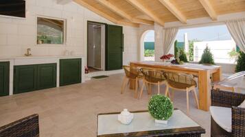 Ferienhaus (Holiday Home) | Wohnzimmer | 32-Zoll-Flachbildfernseher mit Satellitenempfang, Tischtennisplatte