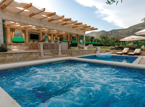 Casa (Holiday Home) | Piscina | Una piscina al aire libre, sombrillas, tumbonas