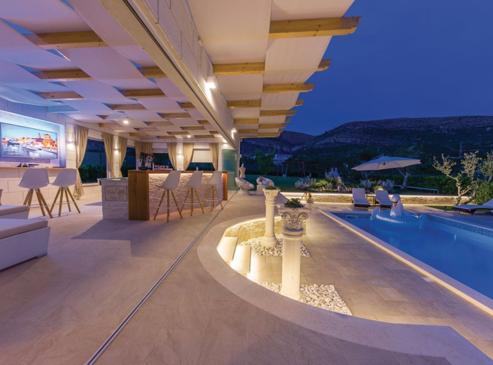 Huis (Holiday Home) | Zwembad | Een buitenzwembad, parasols bij het zwembad en ligstoelen