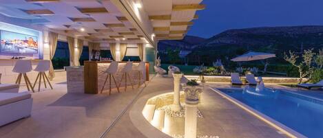 Ferienhaus (Holiday Home) | Pool | Außenpool, Sonnenschirme, Liegestühle