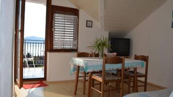 Departamento (Two Bedroom Apartment with Terrace an) | Sala de estar | Televisión de pantalla plana de 32 pulgadas con canales vía satélite