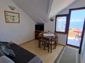 Appartamento (Two Bedroom Apartment with Terrace an) | Soggiorno | TV a schermo piatto 32 pollici con canali satellitari