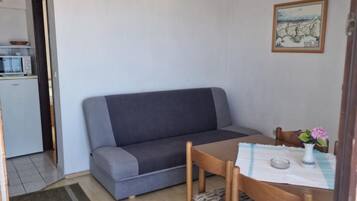 Apartamento (Two Bedroom Apartment with Terrace an) | Sala de estar | TV de tela plana 32 polegadas com canais via satélite